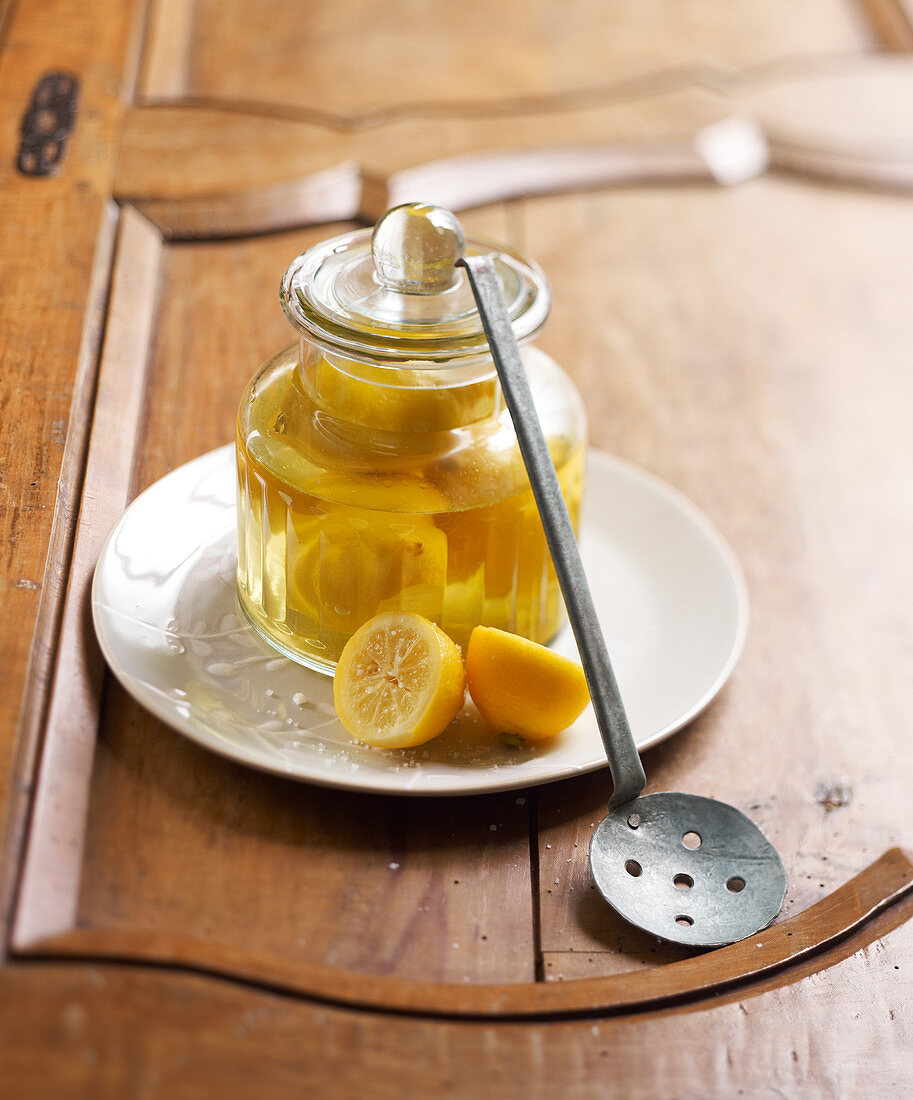 Kandierte Zitronen im Glas