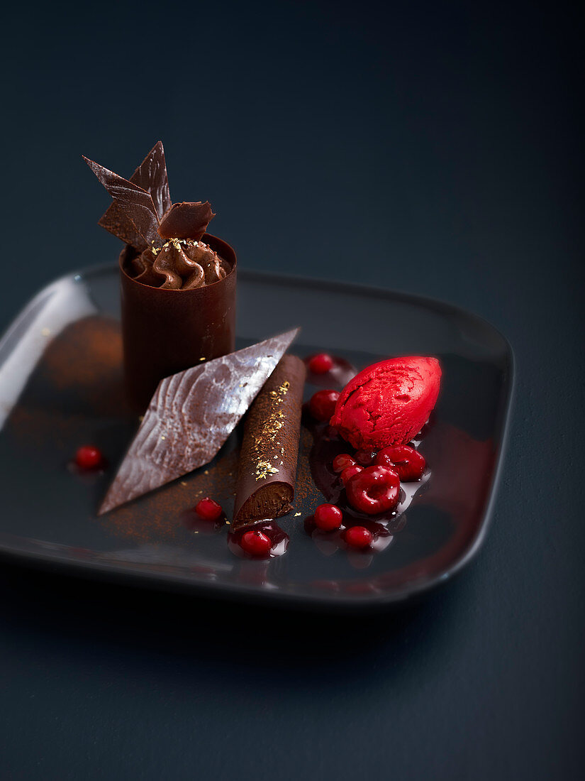 Dreierlei Dessertvariationen mit Schokolade und roten Beeren
