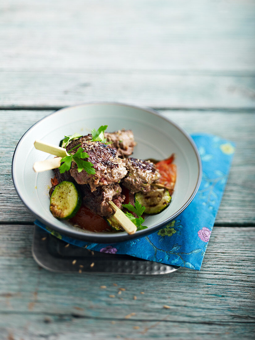 Lamb skewers with cumin and vegetables