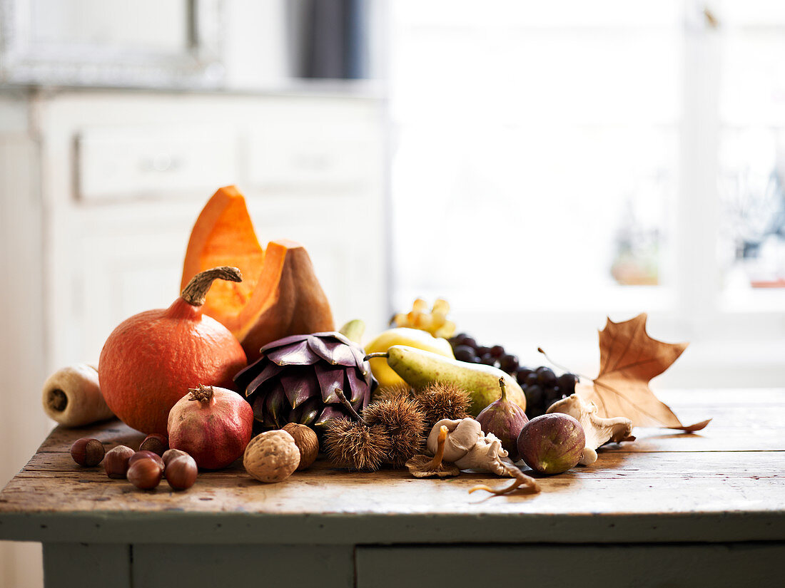 Herbstliches Stillleben mit Gemüse und Obst auf Tisch