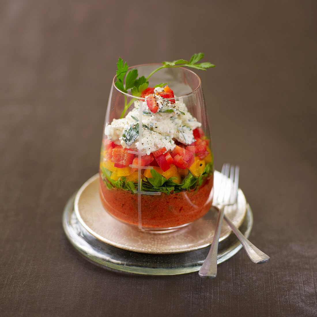 Tomatenmousse mit bunten Paprikawürfeln und Kräuter-Frischkäse