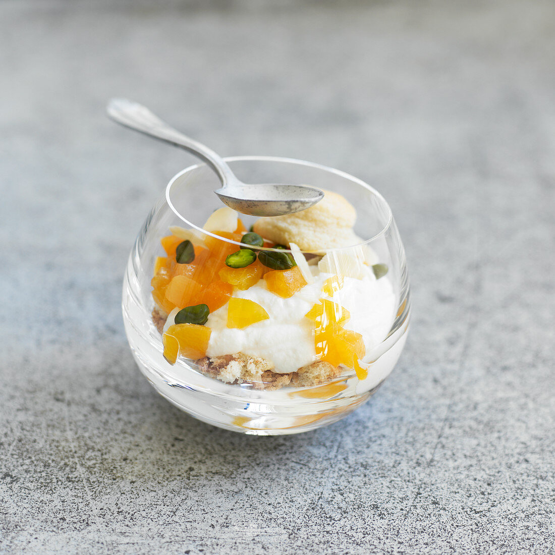 Ricotta mousse with apricots and pistachios
