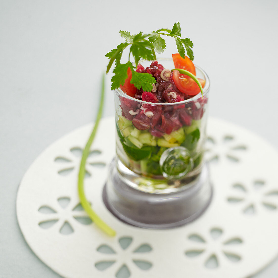 Rindfleischtartar mit Gemüse auf thailändische Art