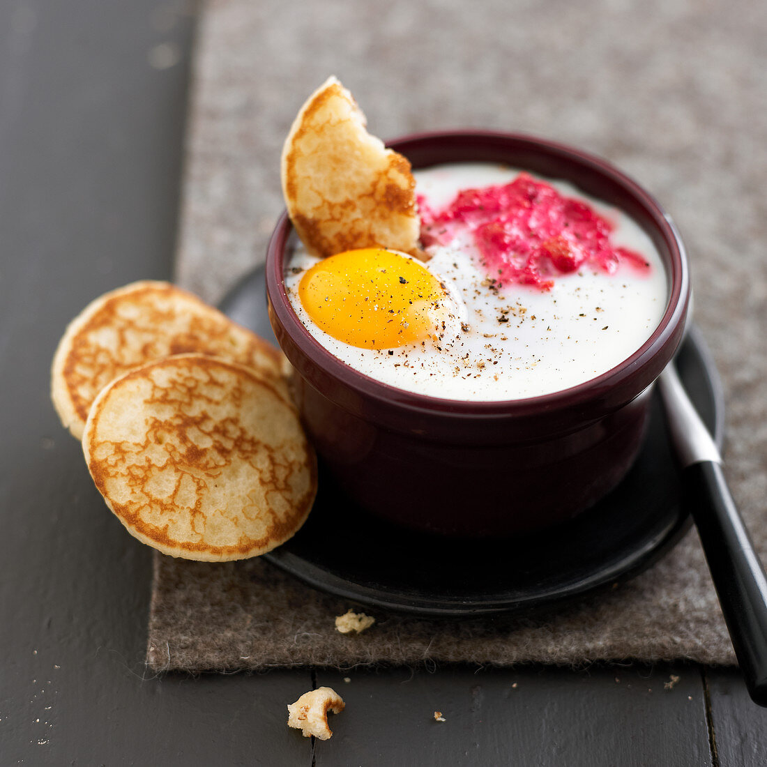 Oeuf cocotte mit Rote-Bete-Mousse
