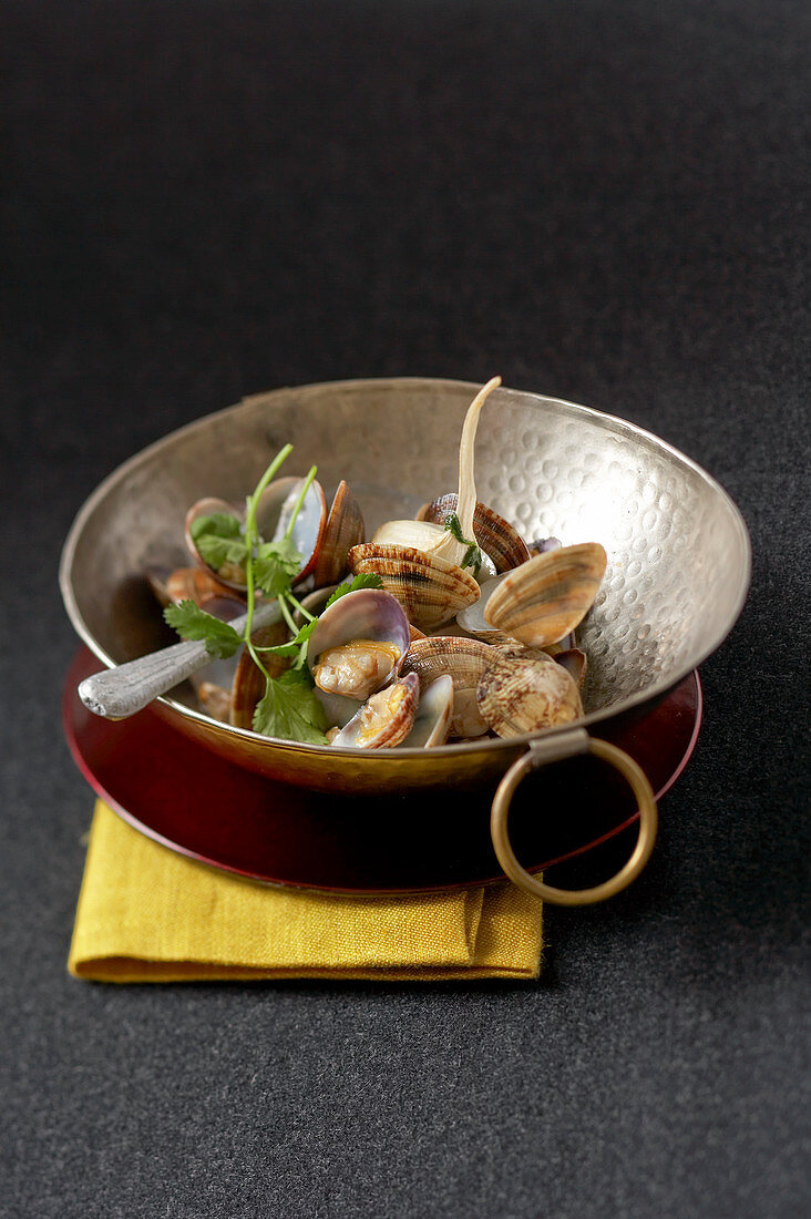 Clams with garlic and coriander