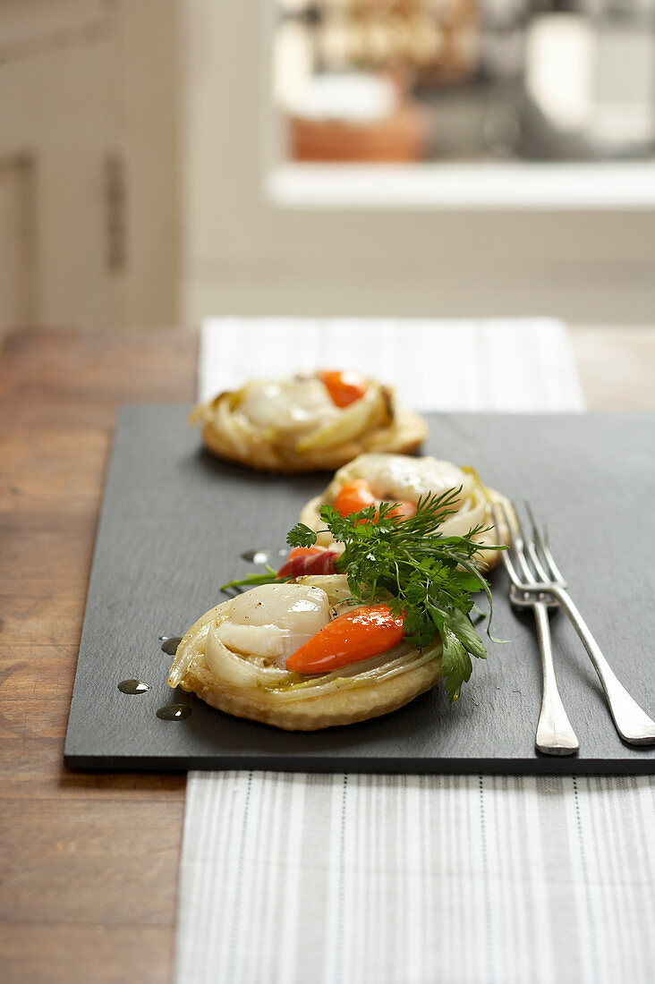 Puff pastry tartlets with scallops and chicory