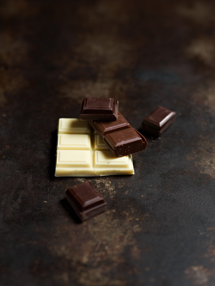 Weiße Schokolade, Vollmilchschokolade und Zartbitterschokolade in Stückchen