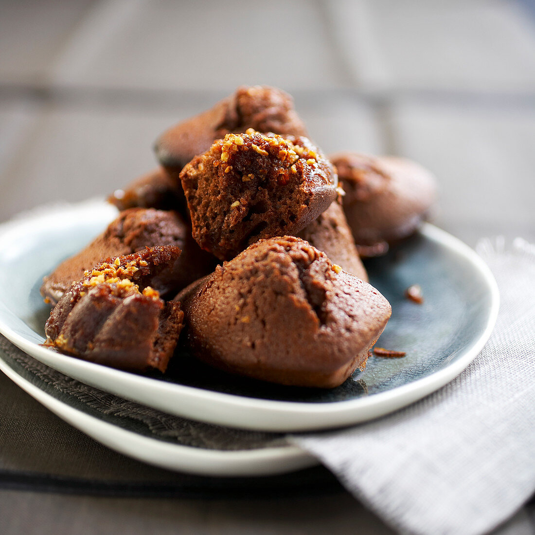 Chocolate madeleines with praline cream