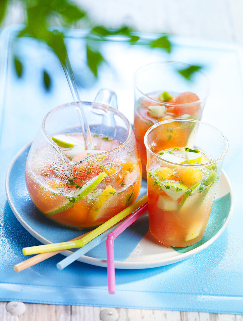 Eiskalte Sangria mit Sommerfrüchten