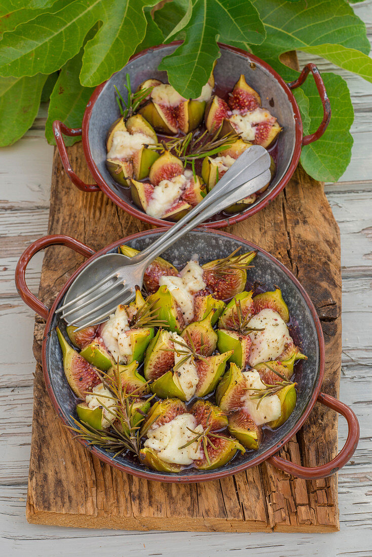 Roasted figs with goat's cheese and rosemary