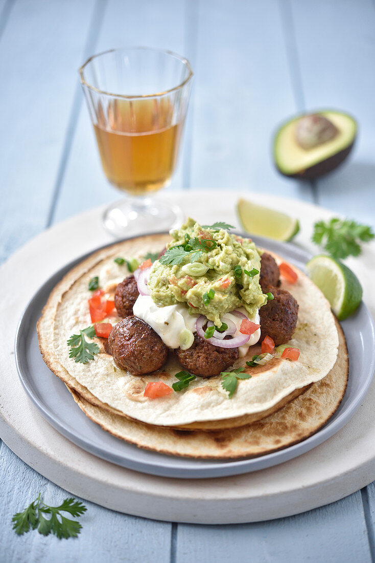 Tortillas mit Hackfleischbällchen und Guacamole