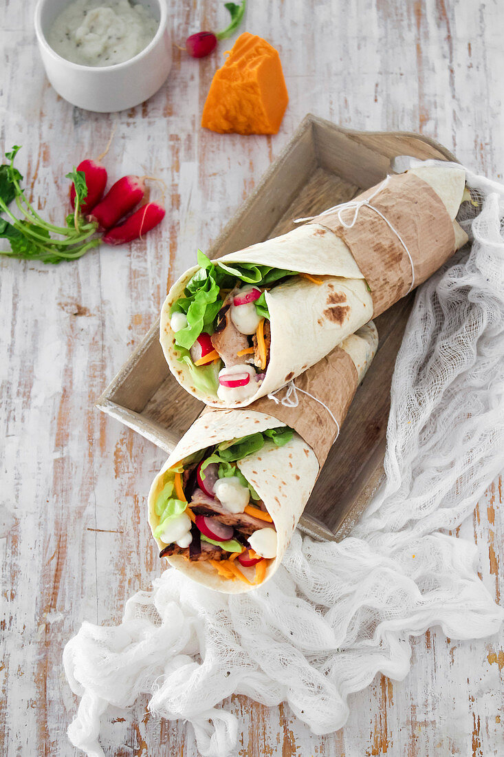 Wraps mit Hähnchenfleisch und Gemüse