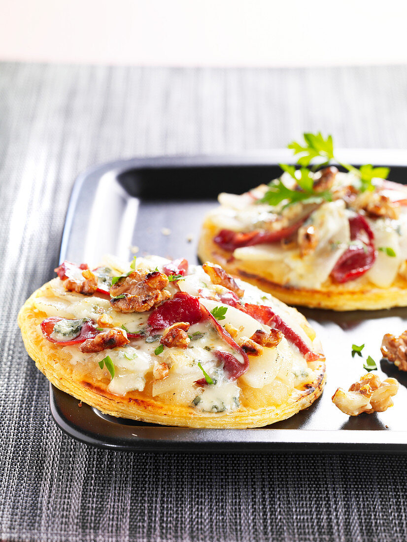 Mini-Pizzen mit Schinken, Blauschimmelkäse und Walnüssen