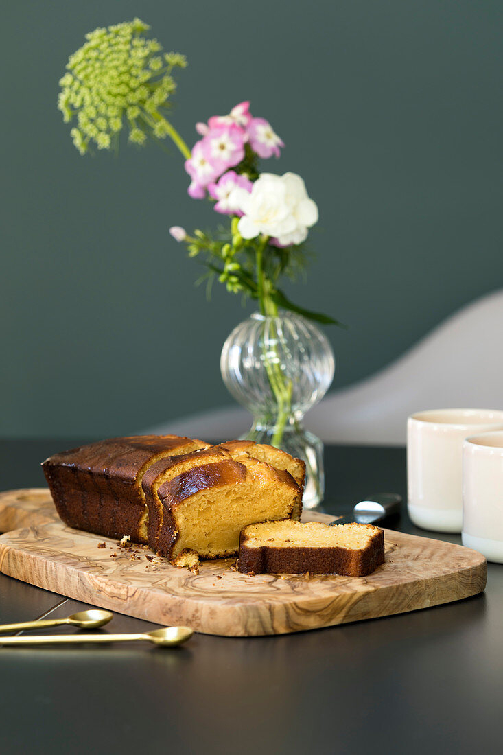 Kastenförmiger Kürbiskuchen, angeschnitten auf Holzbrett