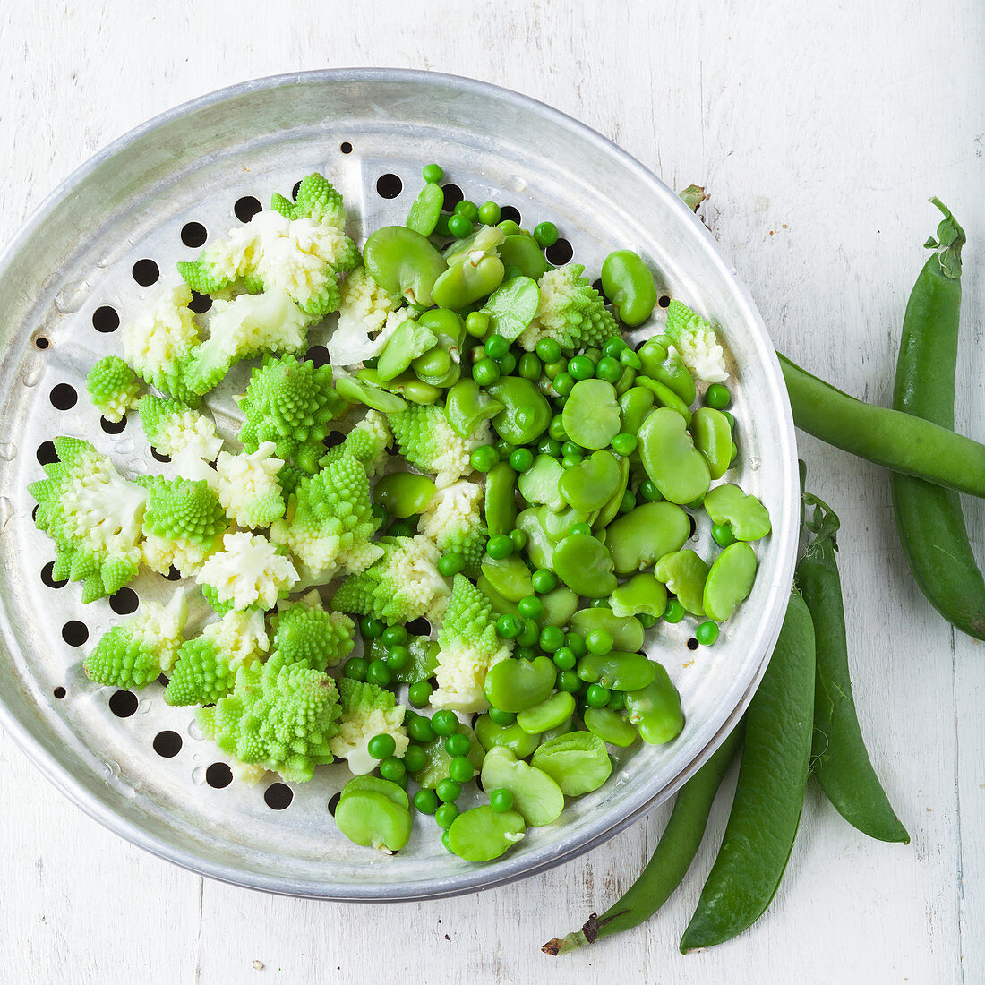 Draining green vegetables in a sieve