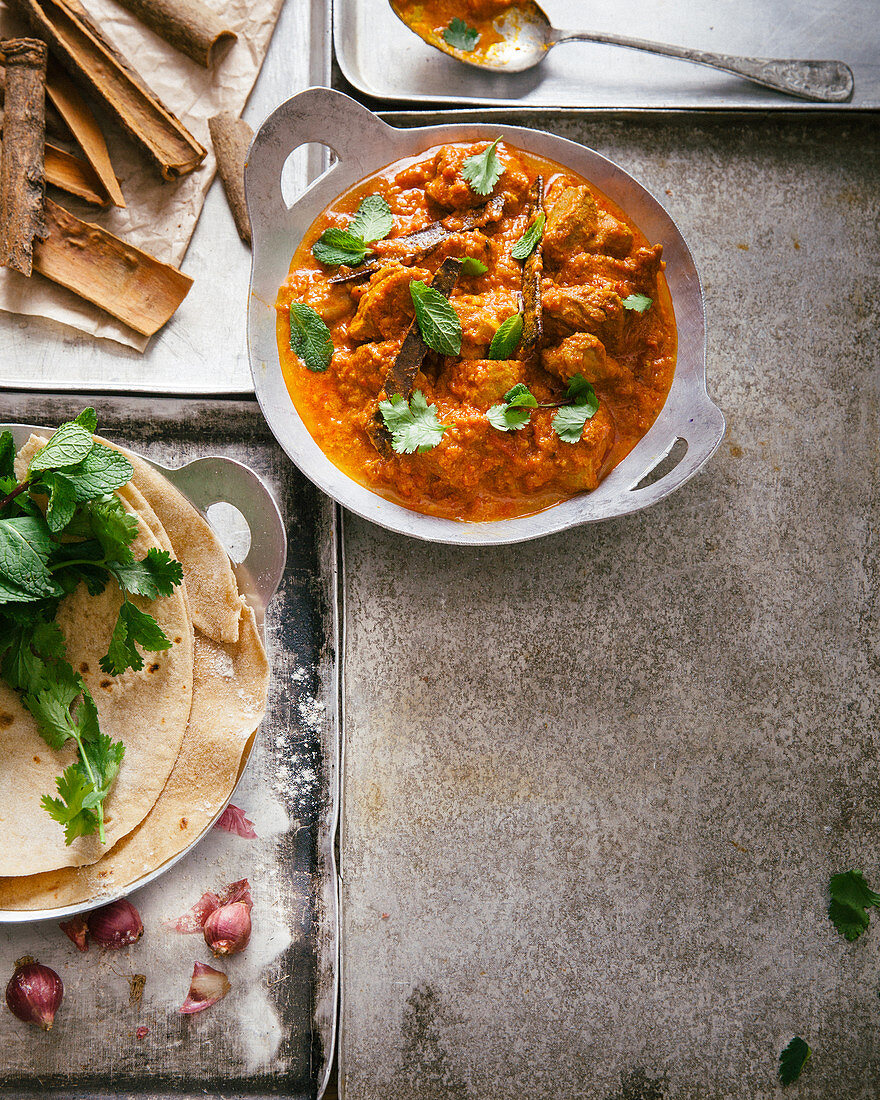 Lamm Rogan Josh (Lammcurry, Indien) mit Minze