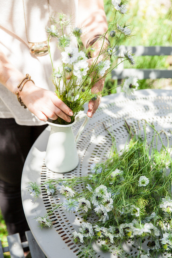 Weiße Wiesenblumen für Blumenstrauß