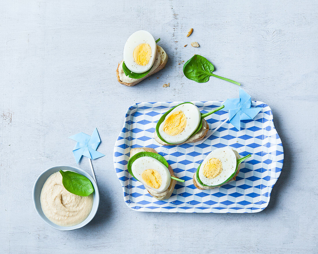 Canapés with spinach and boiled eggs