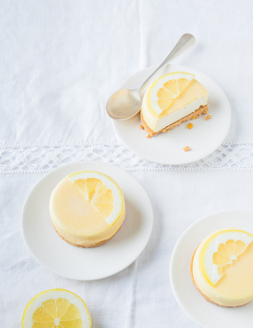 Small lemon cheese cakes