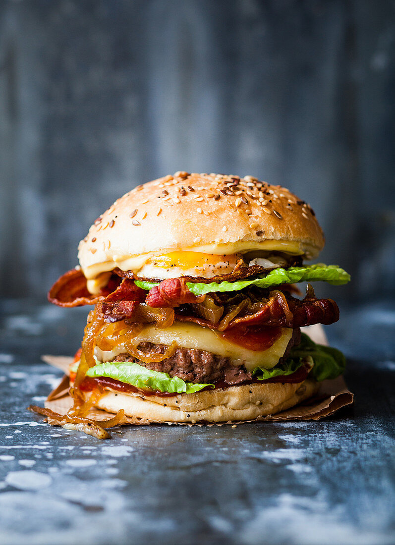 Burger mit Rinderhack und Bacon