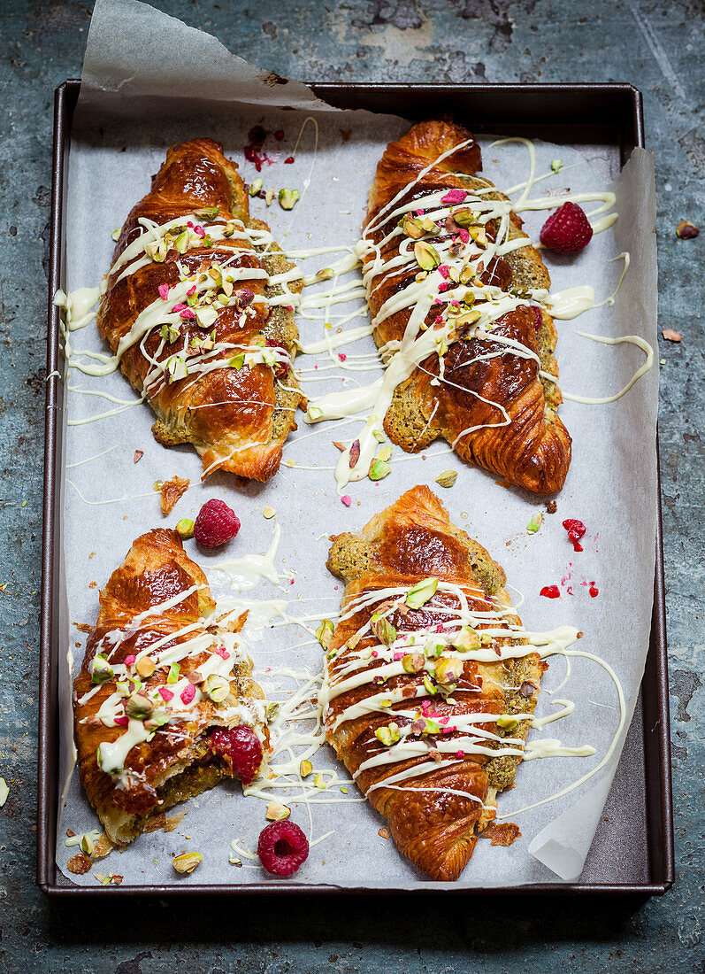 Pistazienhörnchen mit weißer Schokolade und Himbeeren