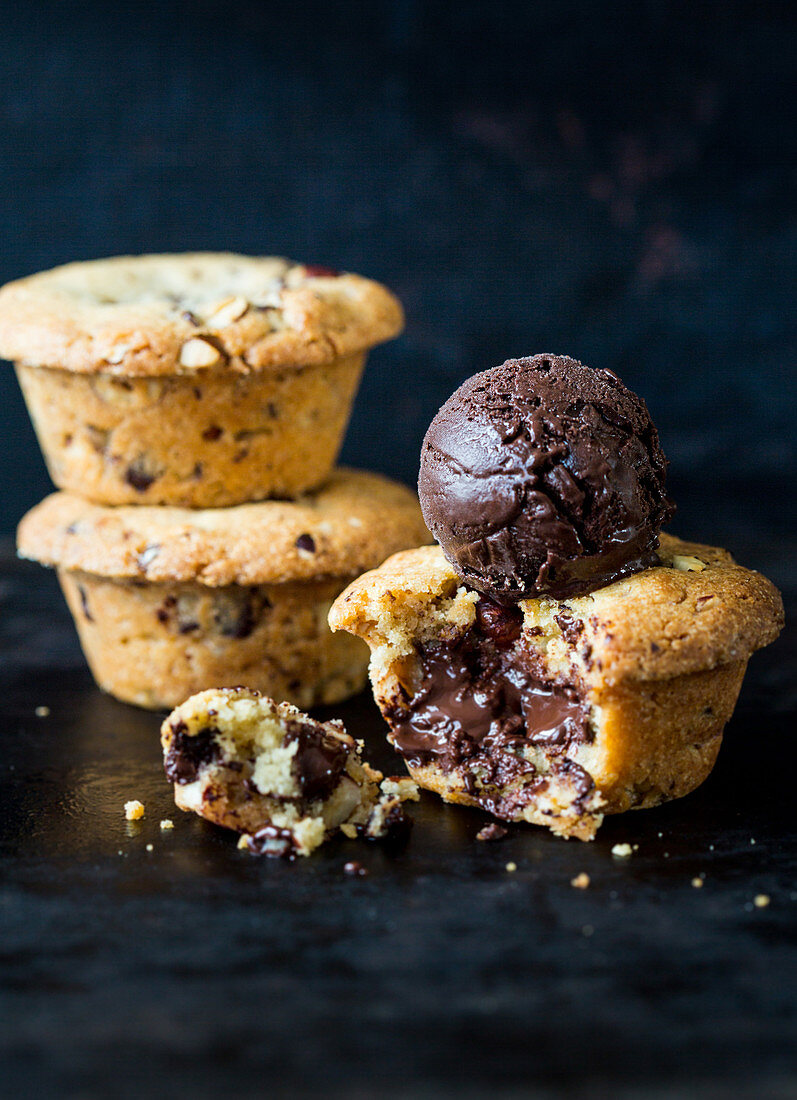 Chocolate muffins with chocolate ice cream