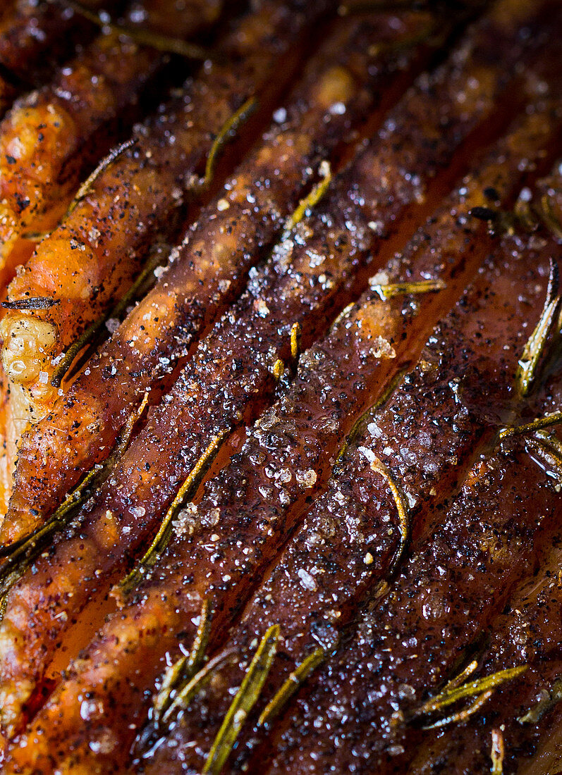 Grilled roast pork with herbs (close-up, detail)