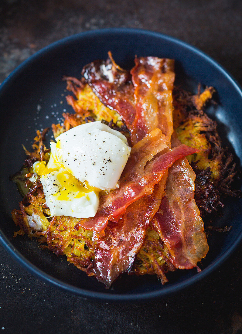 Rösti mit Speck und weich gekochtem Ei