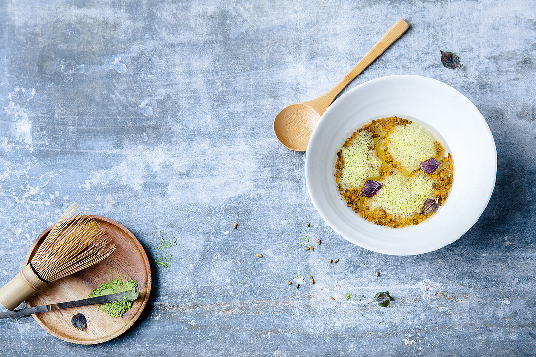 Gegrillte Reisbrühe mit grünem Tee