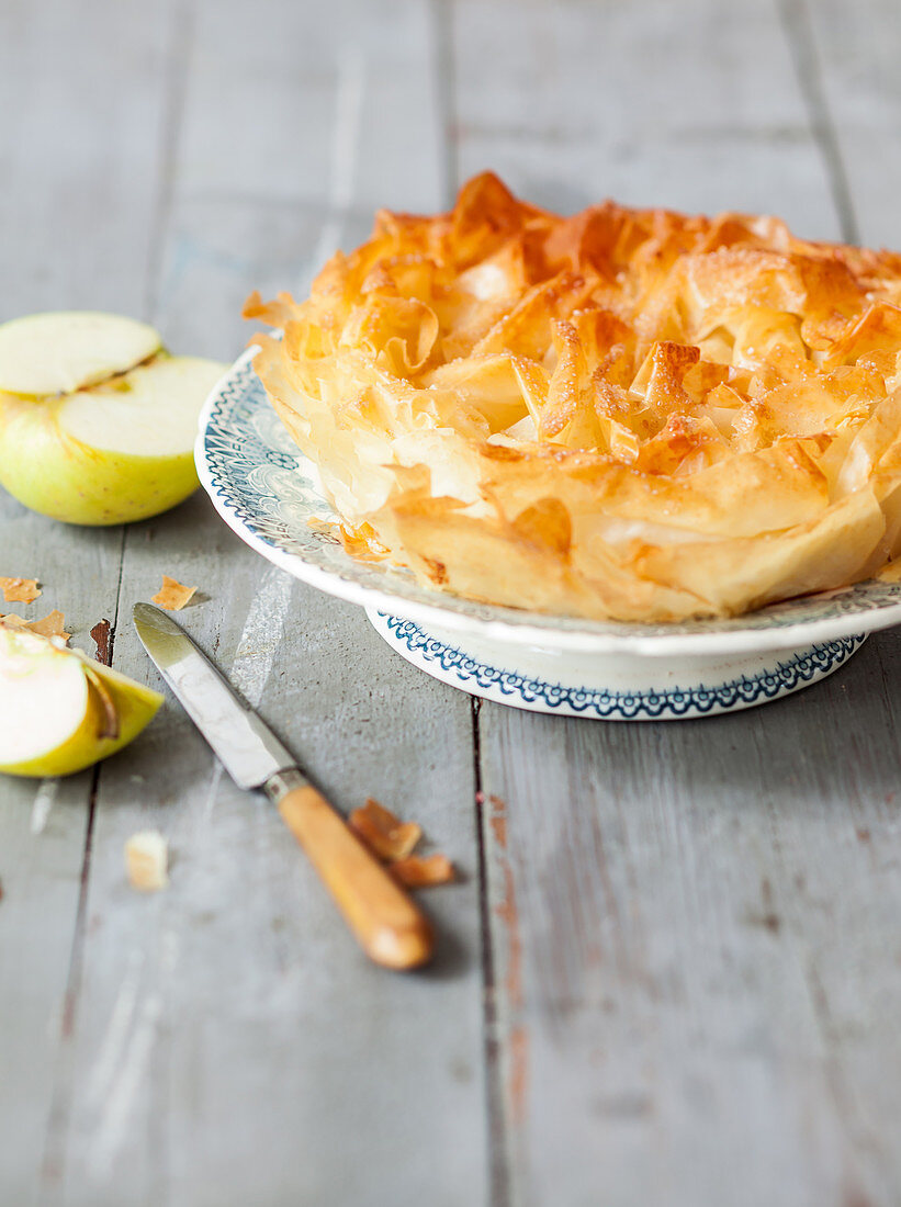 Croustade de pommes (apple puff pastry cake, France)