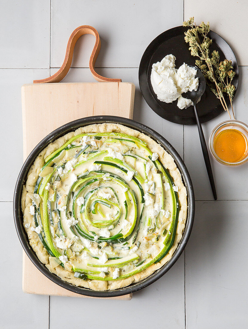 Unbaked courgette tart with goat's cheese and honey