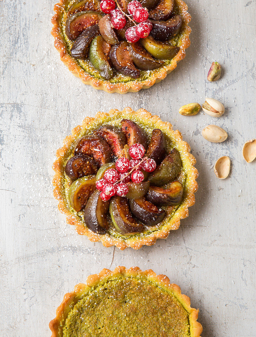Tartlet with figs, pistachios and currants