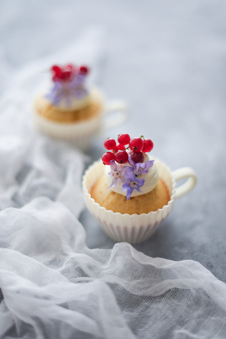 Cupcakes mit roten Johannisbeeren