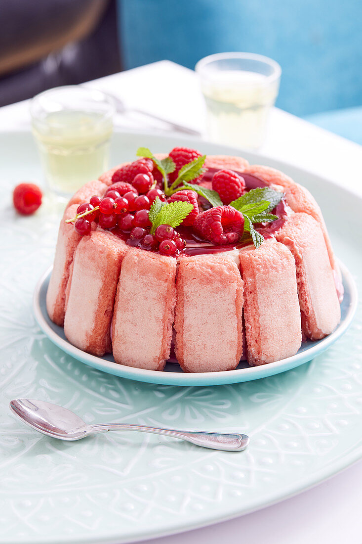 Charlotte mit Kastanien-Mascarponecreme und roten Beeren