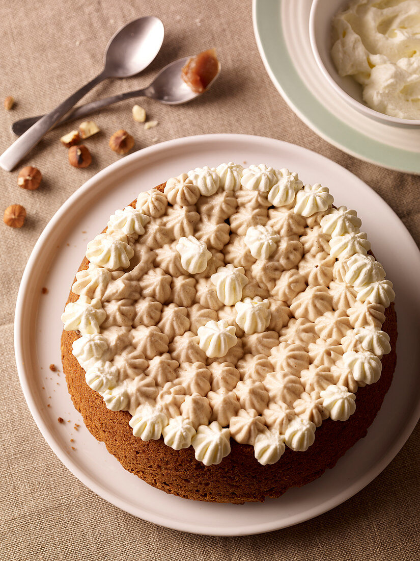 Glutenfreier Haselnusskuchen mit Kastanienmehl und Schlagsahne