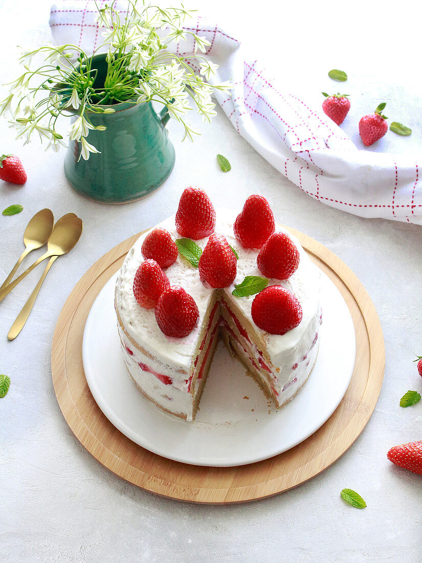 Vanilla cream tart with strawberries