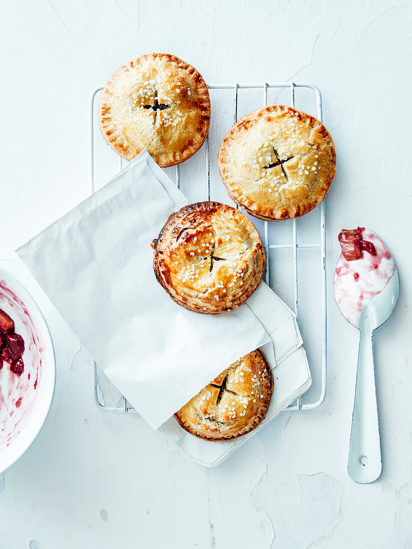 Mini-Pasteten mit Erdbeeren und Rhabarber