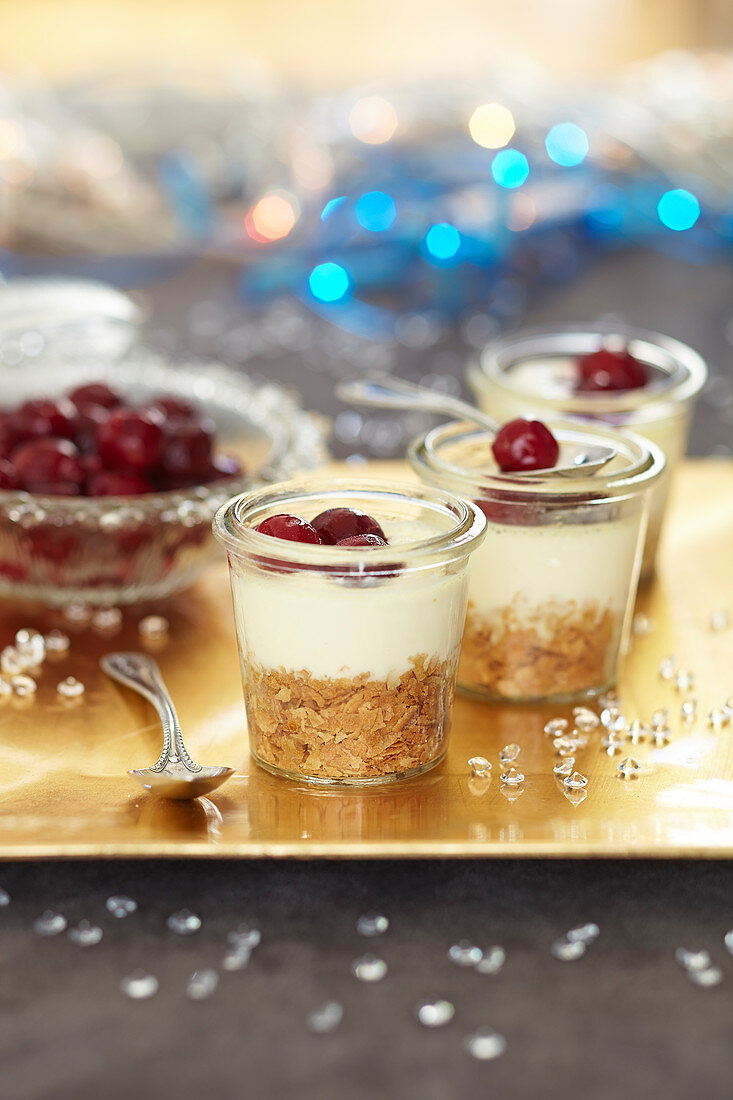 Vanilla cream with syrupy cherries on a crispy base (Christmas)