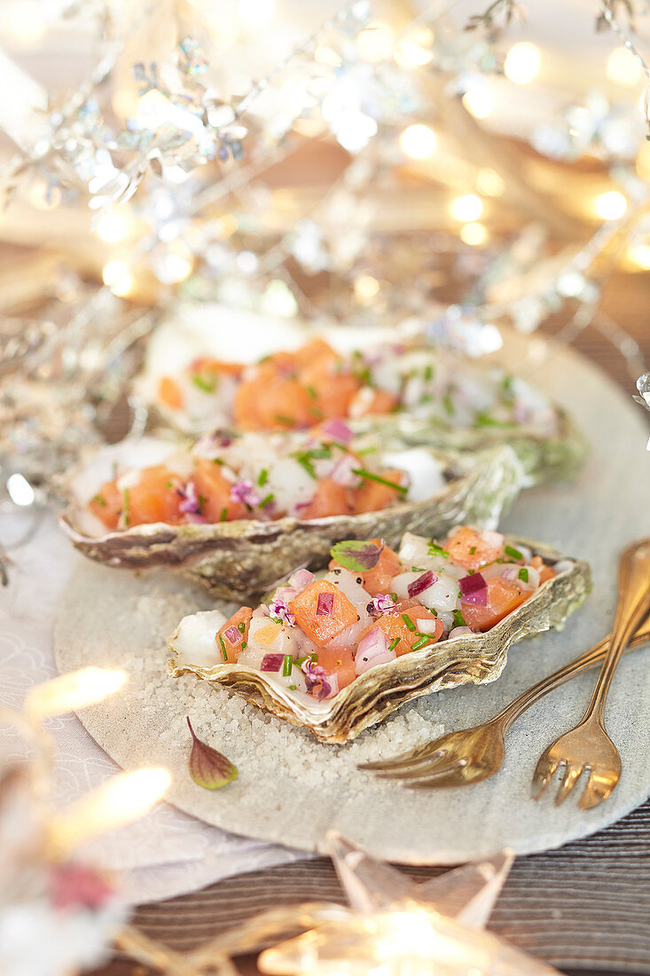 Salmon and scallop tartare served in oyster shells (Christmas)