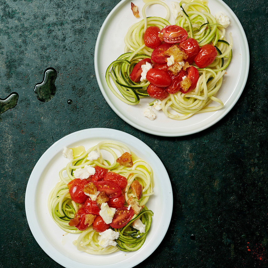 Zoodles mit Kirschtomaten, Mozzarella und Croûtons