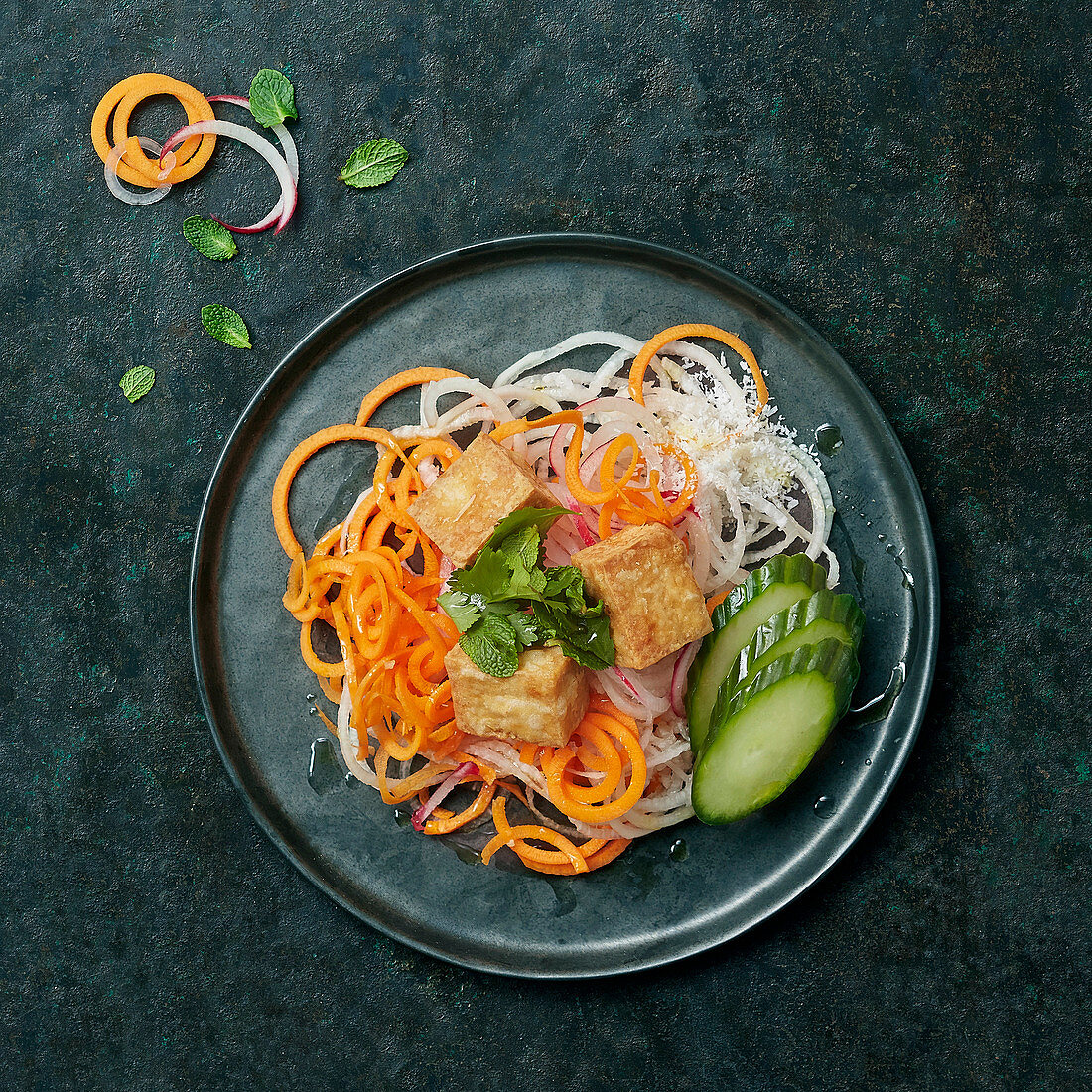 Gemüsespaghetti aus Karotten, Rettich und Gurken mit gebratenem Tofu