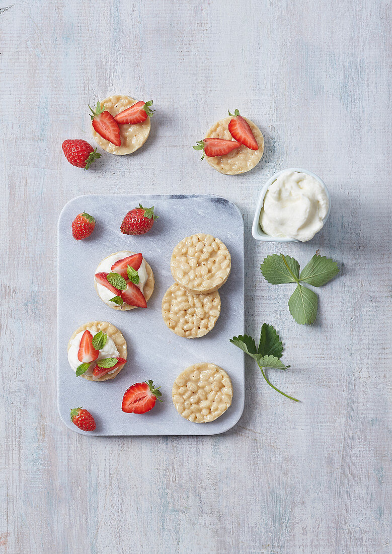 Tartlets made of puffed rice wafers, cream and strawberries