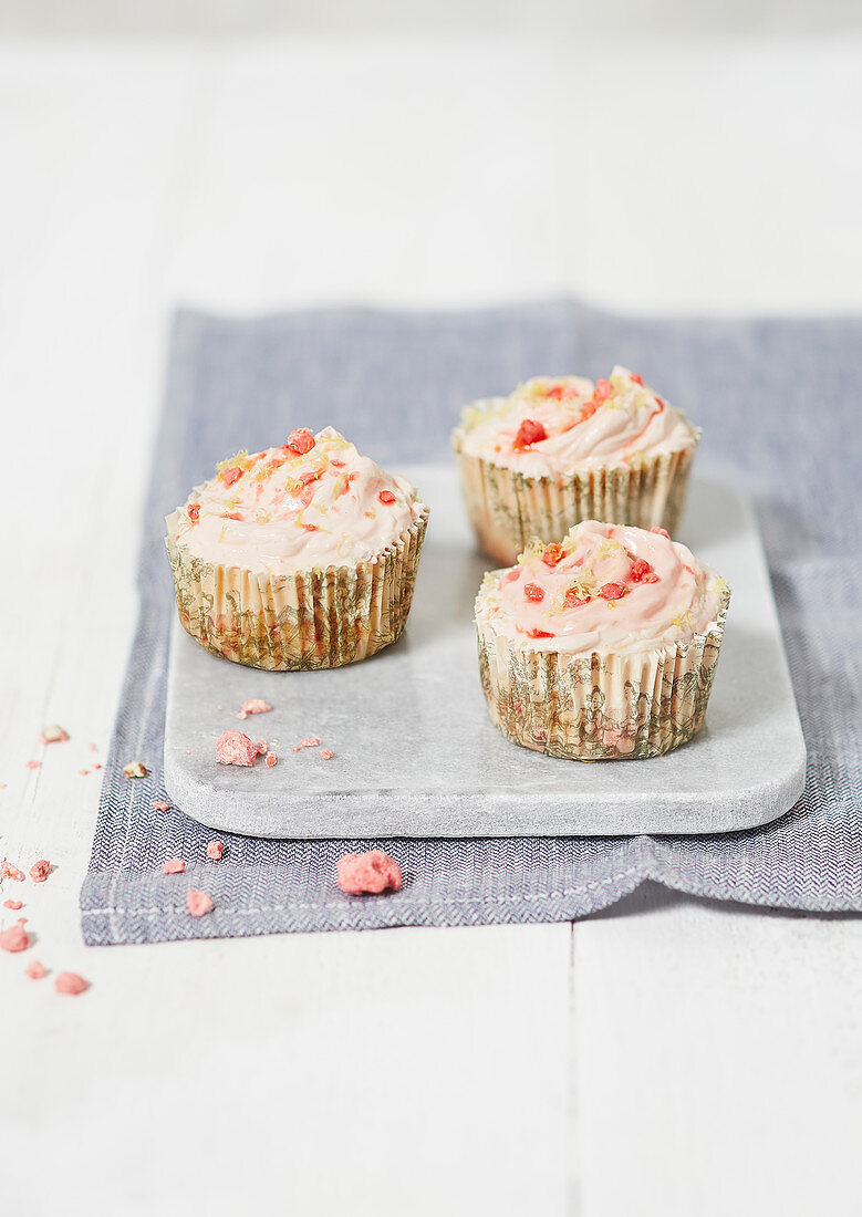 Cupcakes mit rosa Pralinencremehaube