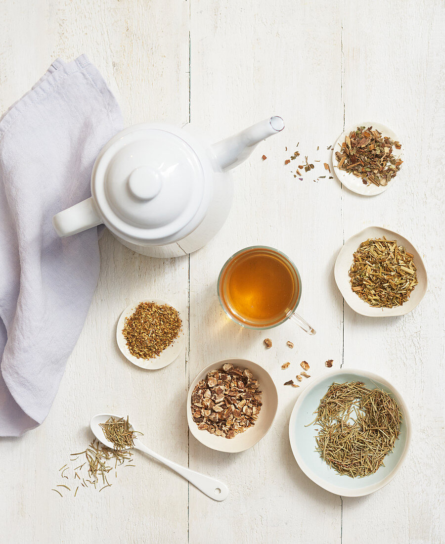 Verschiedene Kräuter- und Pflanzenmischungen für Tee