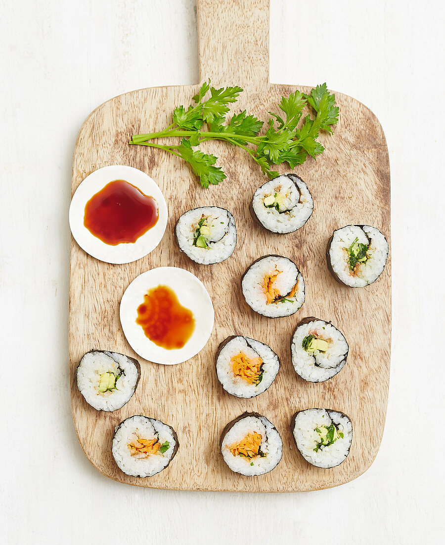 Verschiedene Maki-Sushi auf Holzbrett
