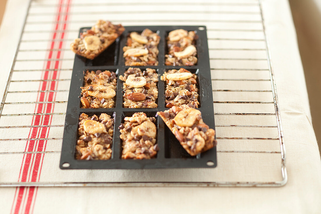 Chocolate chip and dried fruit cereal bars