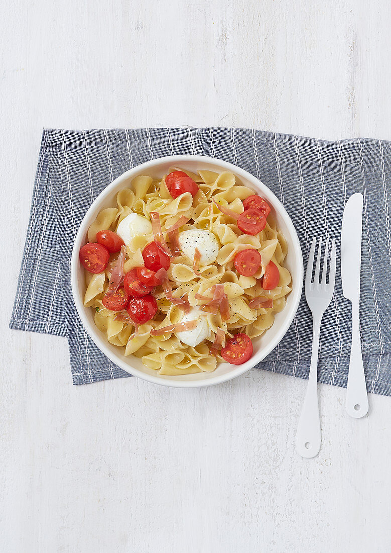 Pasta with cherry tomatoes, mozzarella and ham