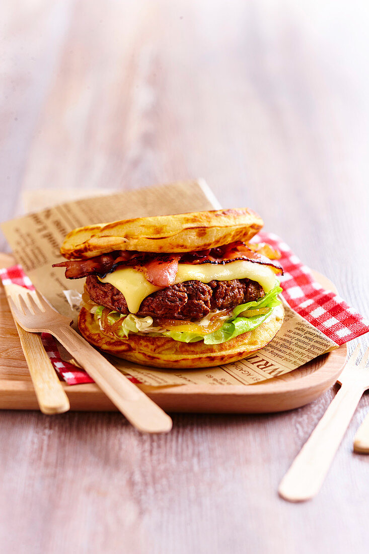 Pfannkuchen-Burger mit Munsterkäse und Speck