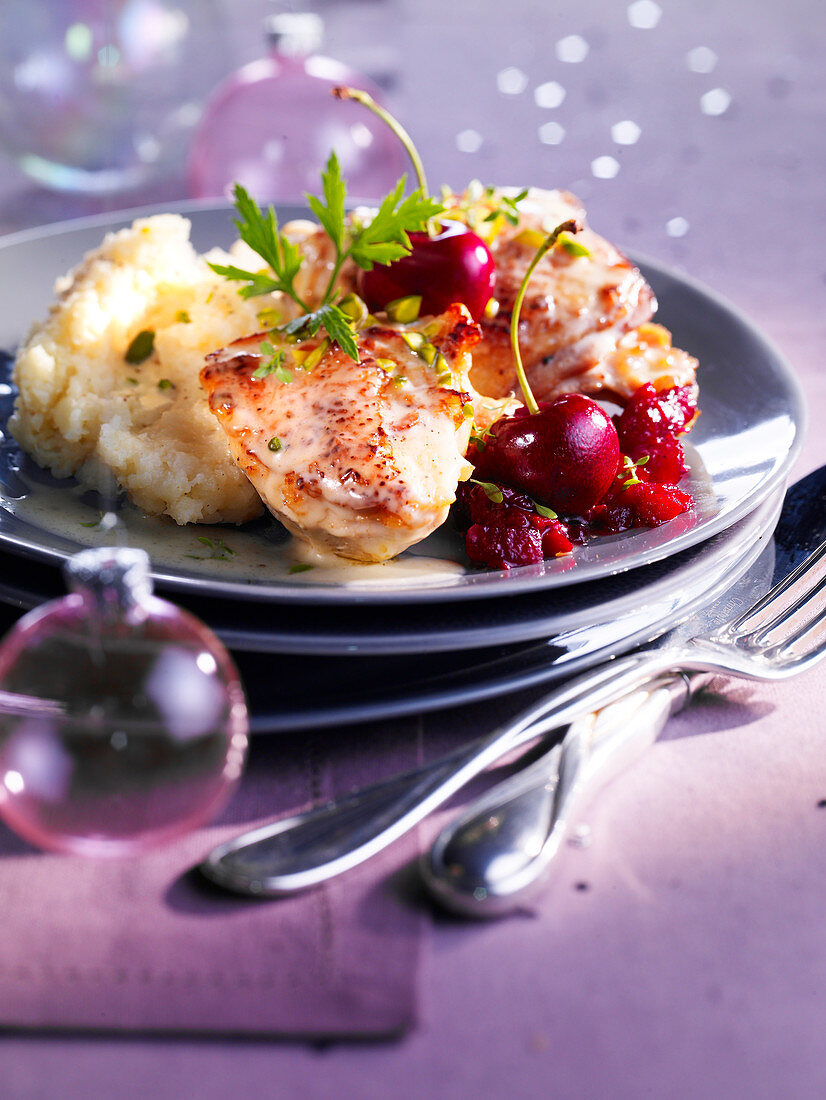 Capon with homemade mashed potatoes and cherry sauce (Christmas)