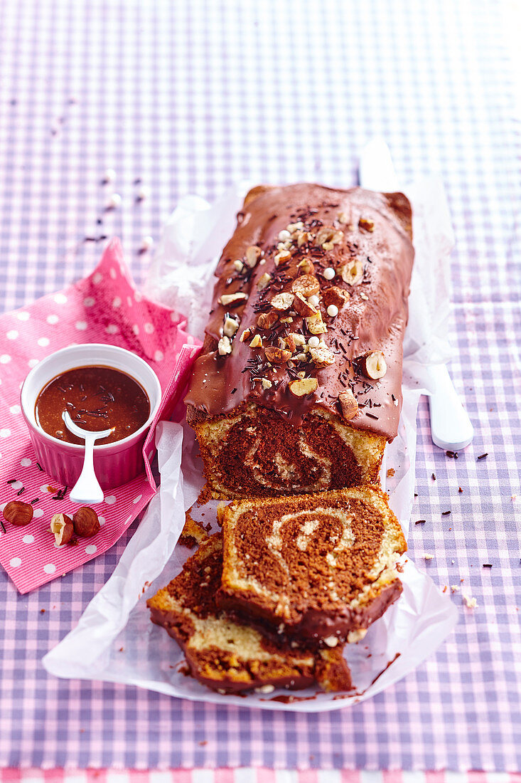 Schokoladen-Marmorkuchen mit Haselnüssen